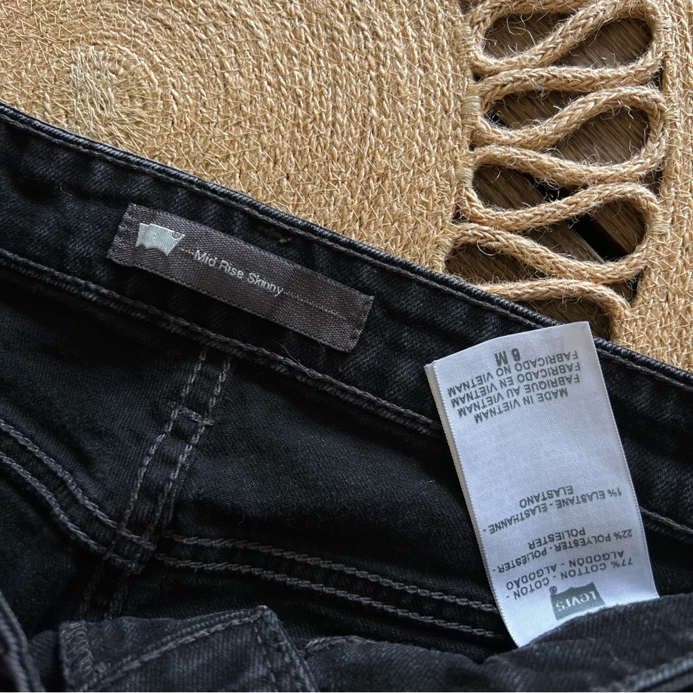 Levi's Women's Classic Black Denim Skinny Jeans Size 6p Black Mid Rise preowned - Picture 6 of 11